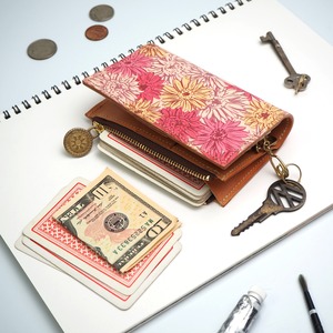 Key case with zipper pocket (Gerbera) [Can hold a lot of cards] Flower