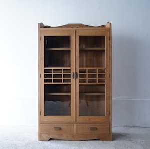 古い楢材のキャビネット