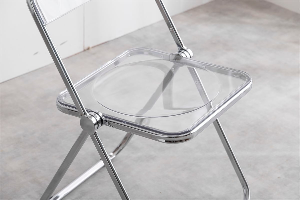 透明感が高く美しい座面と背もたれそしてシルバーフレームの組み合わせ