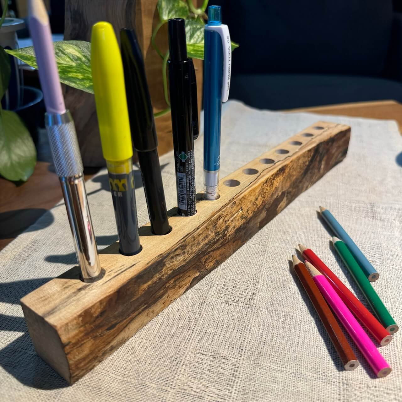 天然木の色鉛筆立て【岩手県産トチ】330×24~32×35㎜【12穴 12φ】 | 木