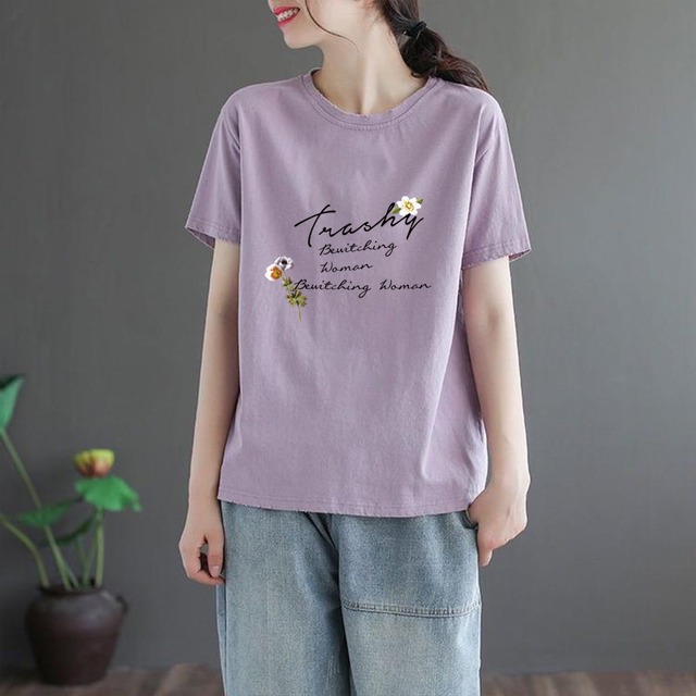 ジャスミン デイジー柄 半袖 Tシャツ レディース トップス カットソー プルオーバー インナー ミディアム 半袖 ラウンドネック 襟なし かわいい 大人可愛い シンプル カジュアル おしゃれ こなれ感 花柄 フラワー ロゴ デイジー ジャスミン柄 春 夏 秋 冬 ママ 通勤 学生 学校 通学 デート お出かけ 旅行 公園 女子会 休日 重ね着 韓国 普段使い 着回し レイヤード M L XL 2XL 3XL 4XL 大きいサイズ ゆったり 紫 グレー 黄色 イエロー カーキ ピンク ブルー 緑 グリーン