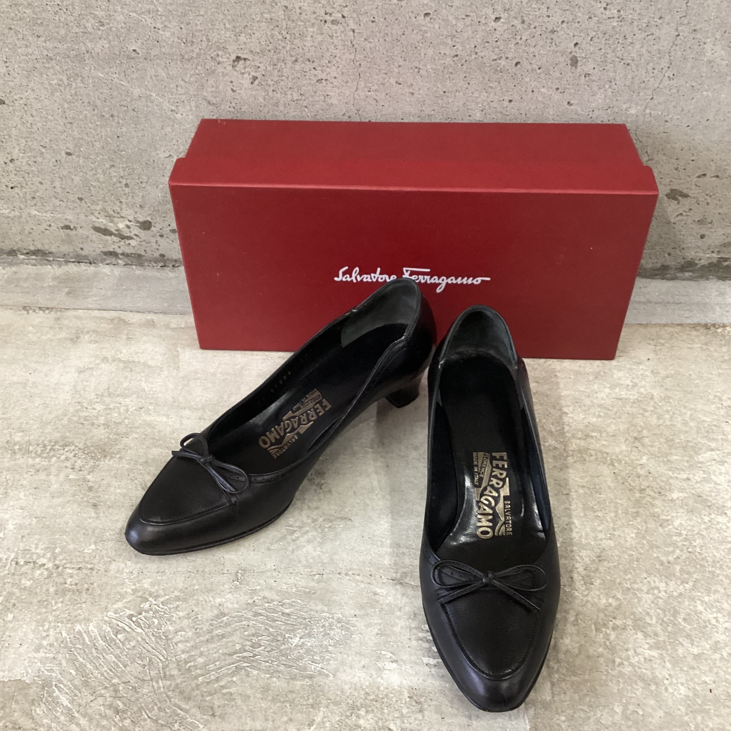 Leather pumps with ribbon