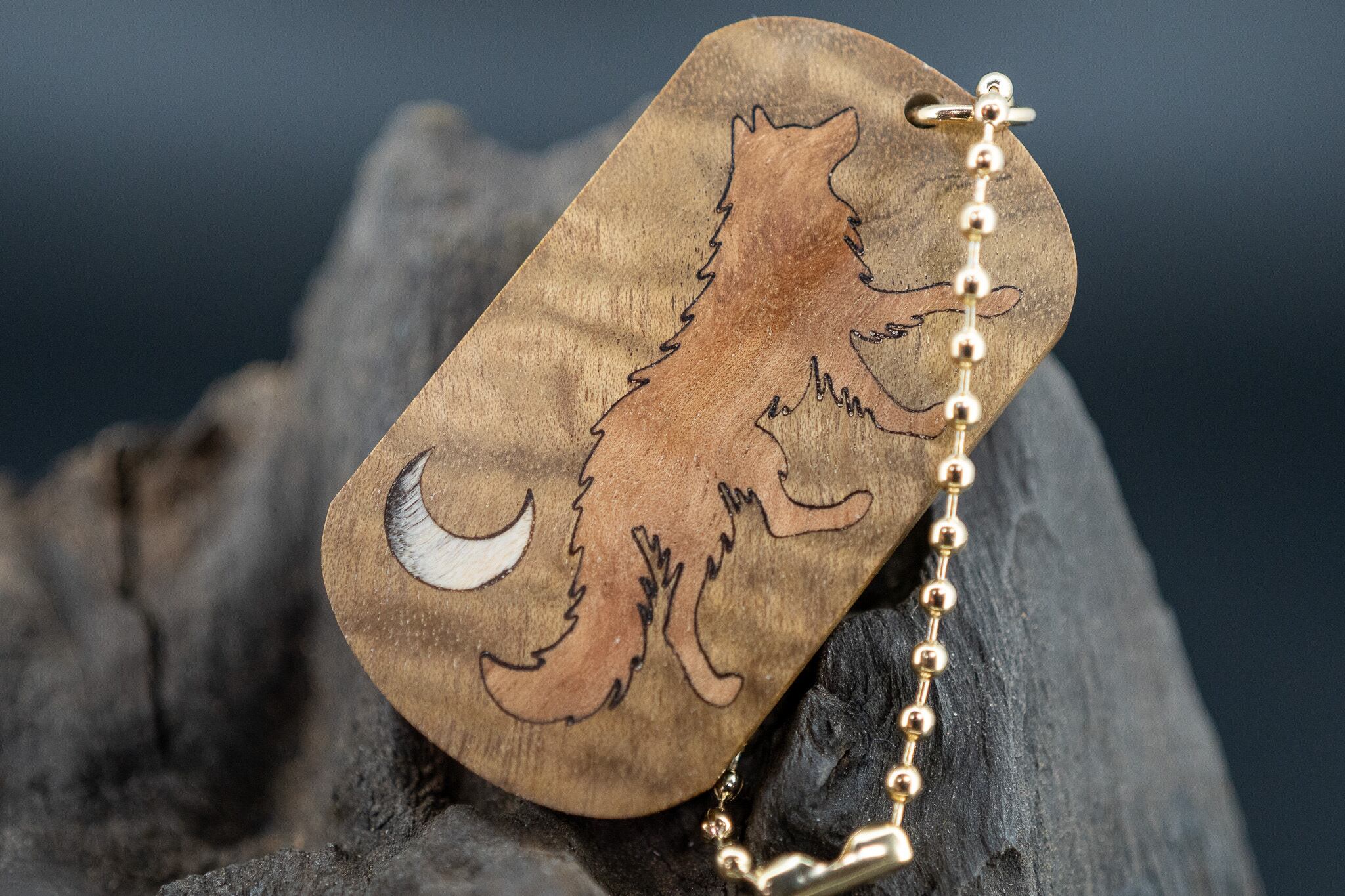 【 緻密な黄金の杢 】 マーブルウッド ドッグタグ 象嵌 闊歩