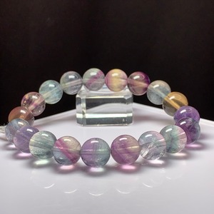 no2.透明度有り、色味が濃く多彩なグラデーションフローライトブレスレット