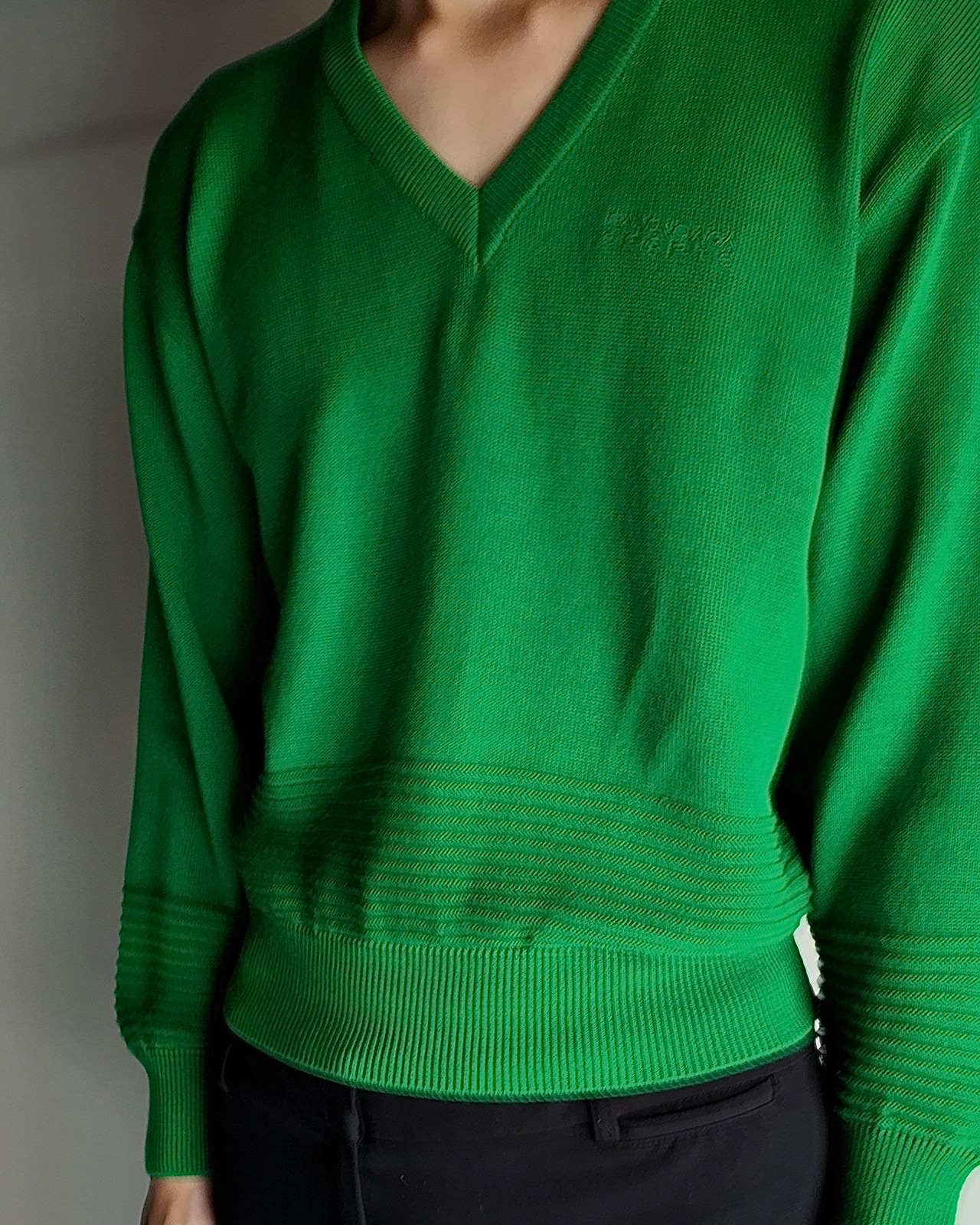 【BALENCIAGA】green v-neck wool knit