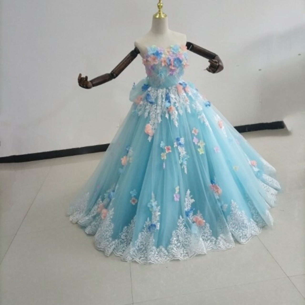 輝きな光彩を放つ ベアトップ カラードレス 花モチーフふっリボン  