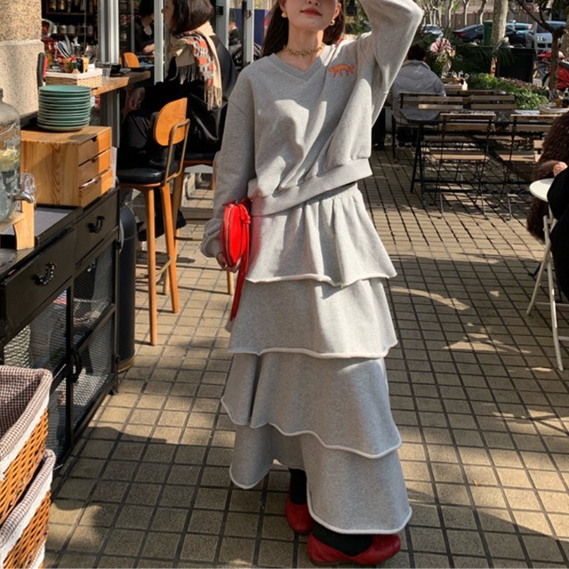 tiger embroidered v-neck drop shoulder sweatshirt J00025