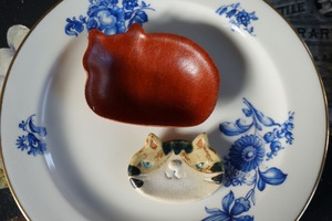 革の豆皿(小)  まったりねこさん  SHINARI  猫ペンレストSet