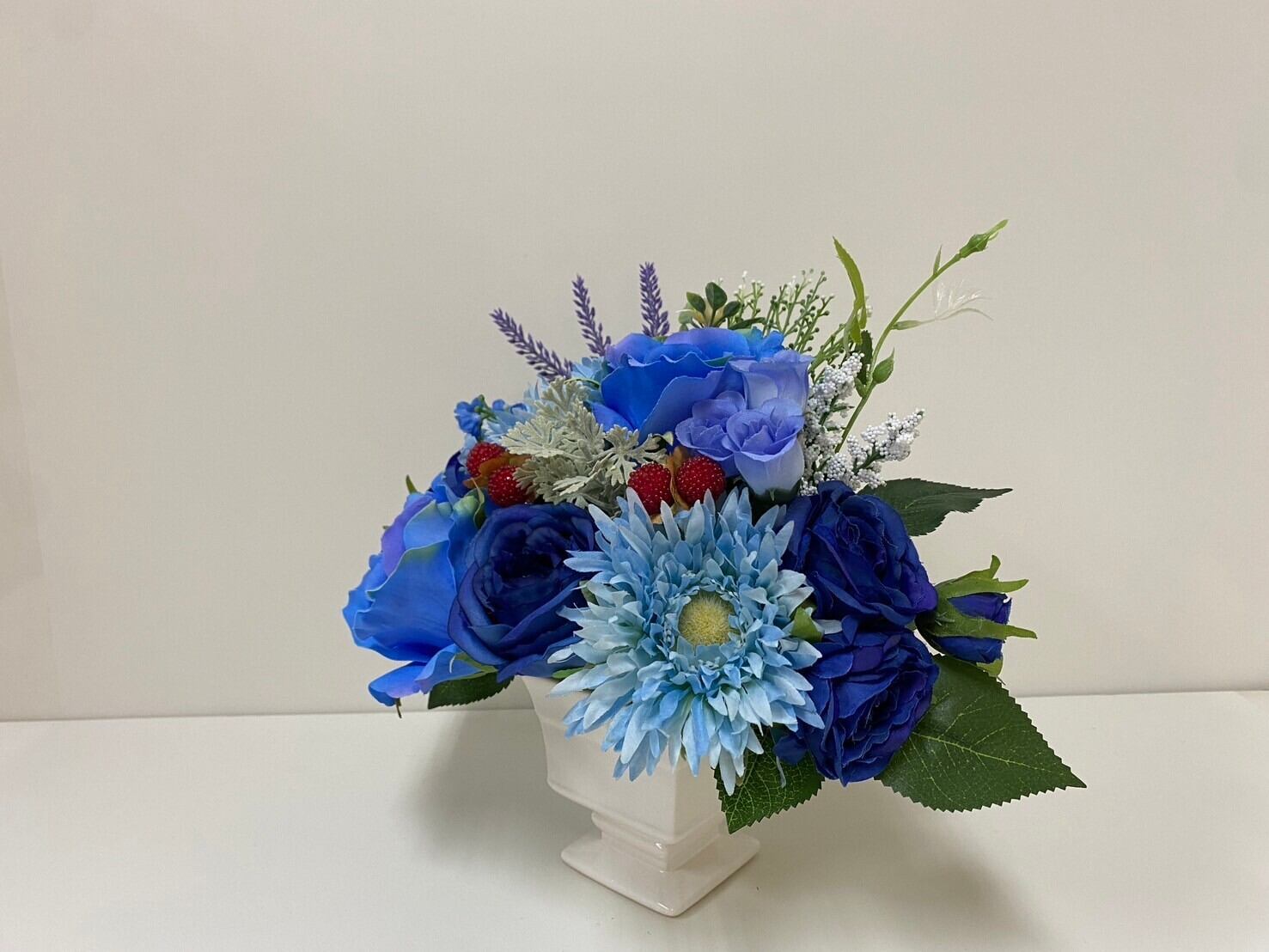 青い曲線花器 約39cm 変形花瓶 フラワーアレンジメント 青い曲線花器 約39cm 変形花瓶 フラワーアレンジメント 青い曲線花器