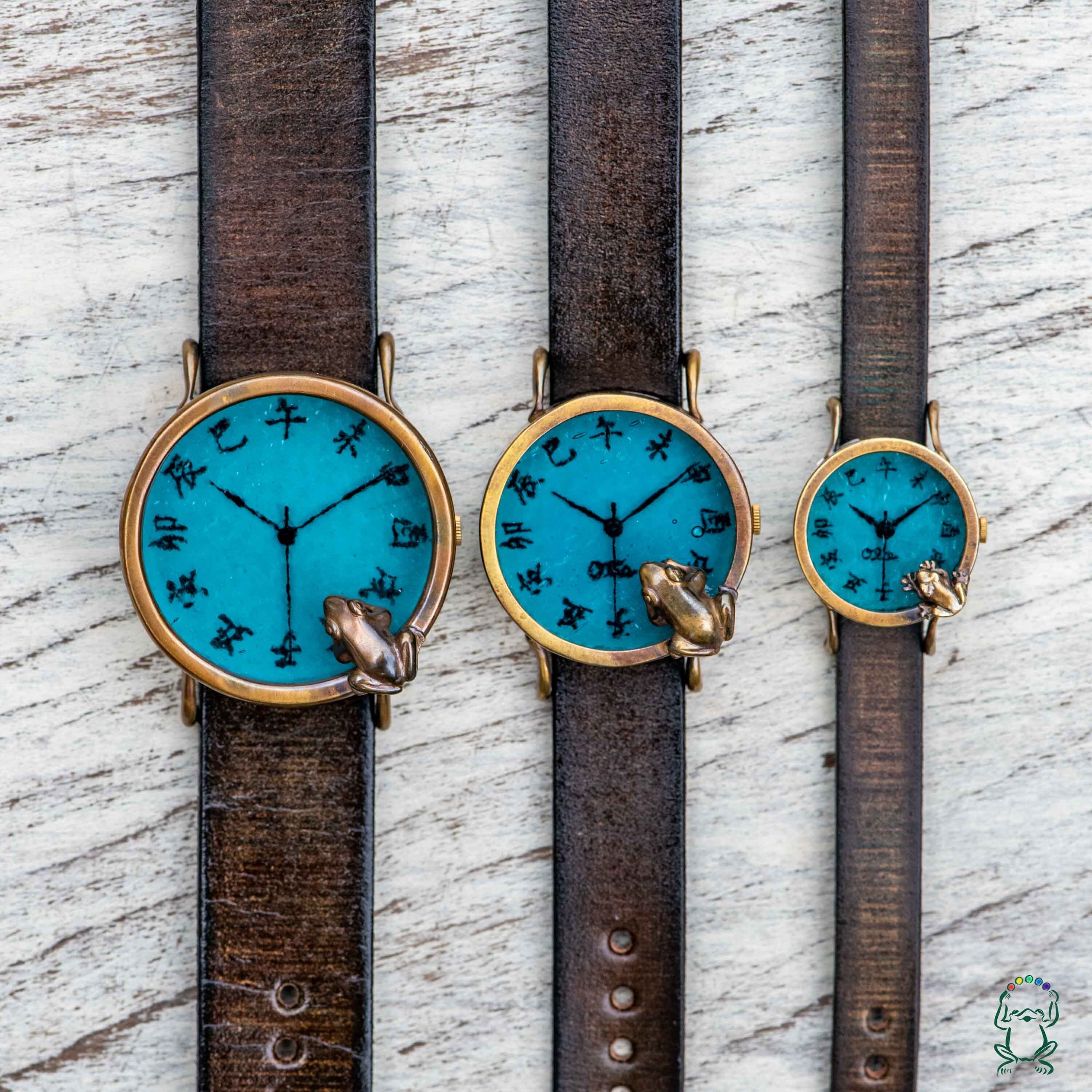 池をのぞく蛙腕時計M渋青緑江戸文字 | カエルの時計屋さん