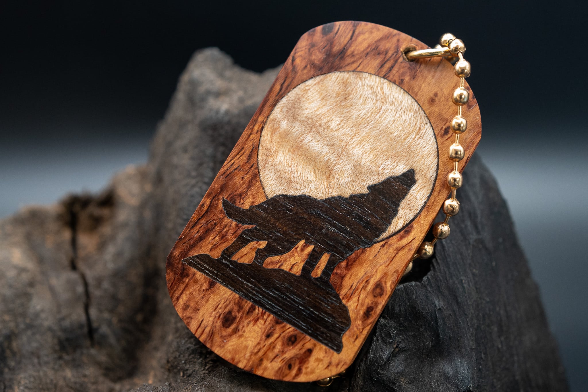 【最高峰の鳥眼杢】バーズアイローズウッド 極上 ドッグタグ 象嵌 月とオオカミ