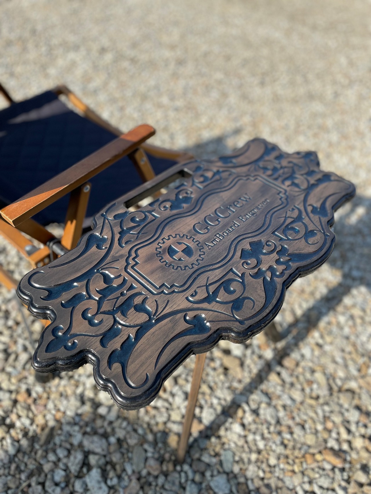 ヴィンテージ風彫刻テーブル（ダークブルー）