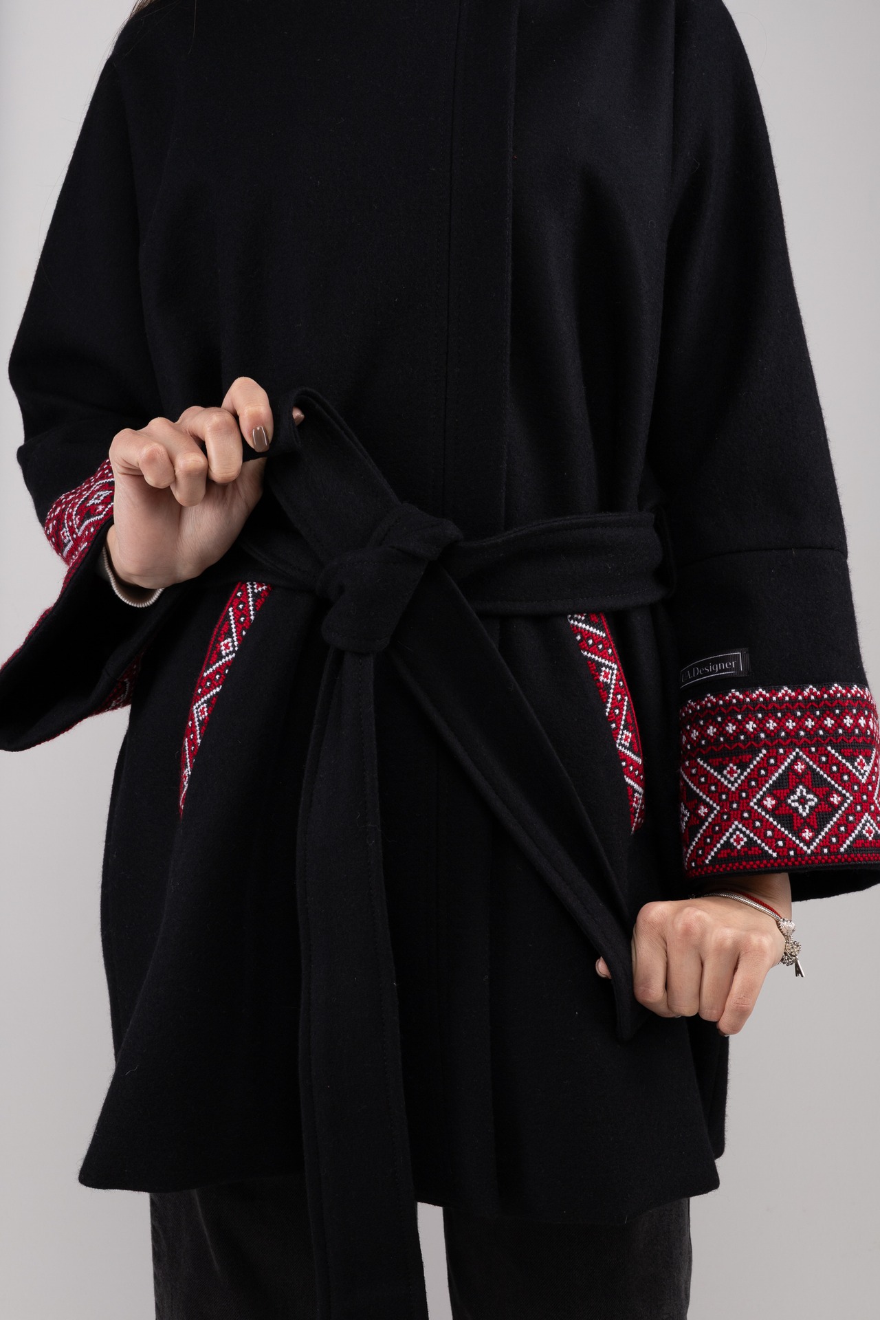 ウクライナ産プレミアムウール100%セミロングコート（黒）クロスステッチ　手刺繍 - 15