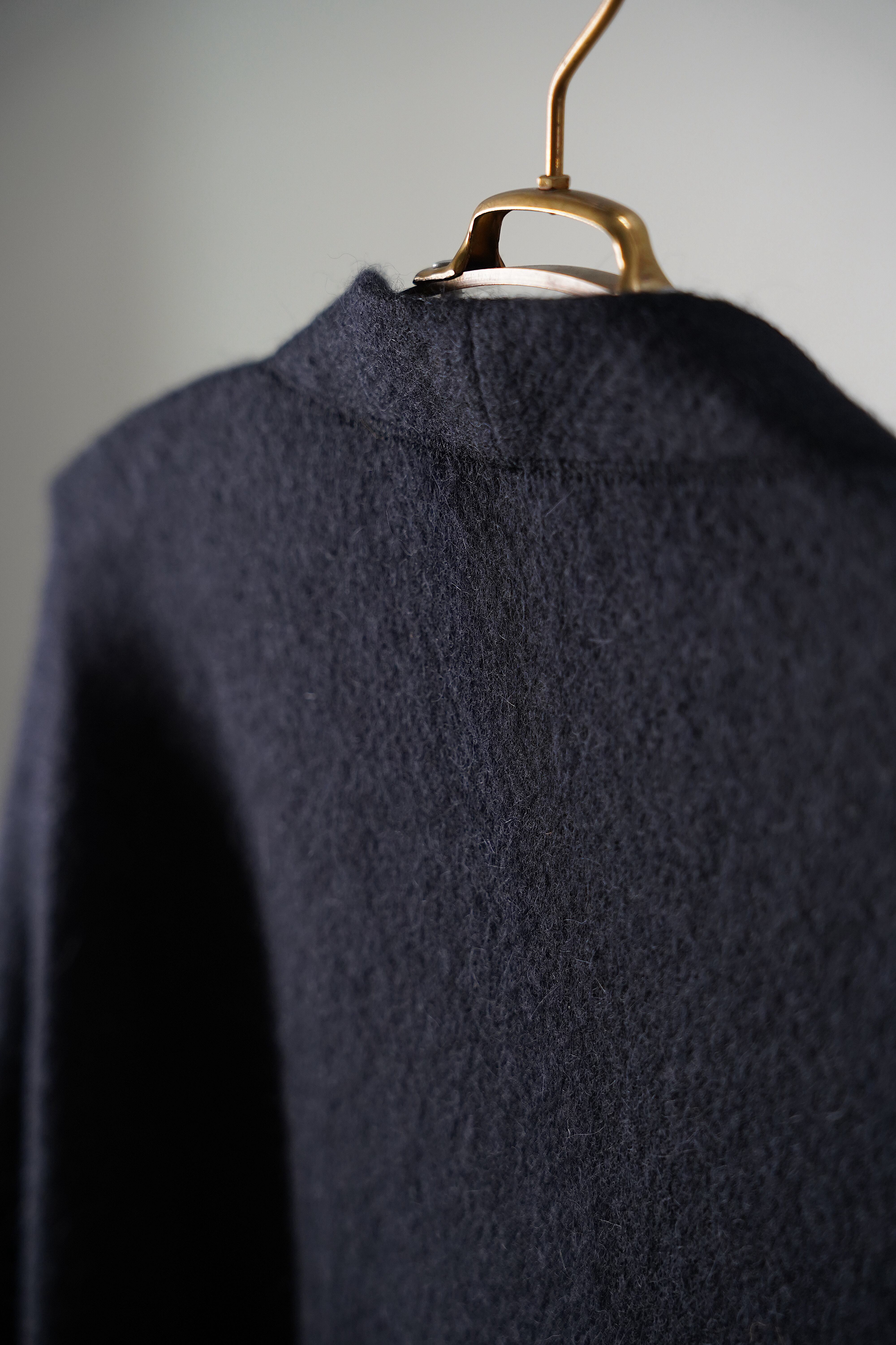 最後の1点】山内 縮絨アルパカニットカーディガン charcoal navy | DE