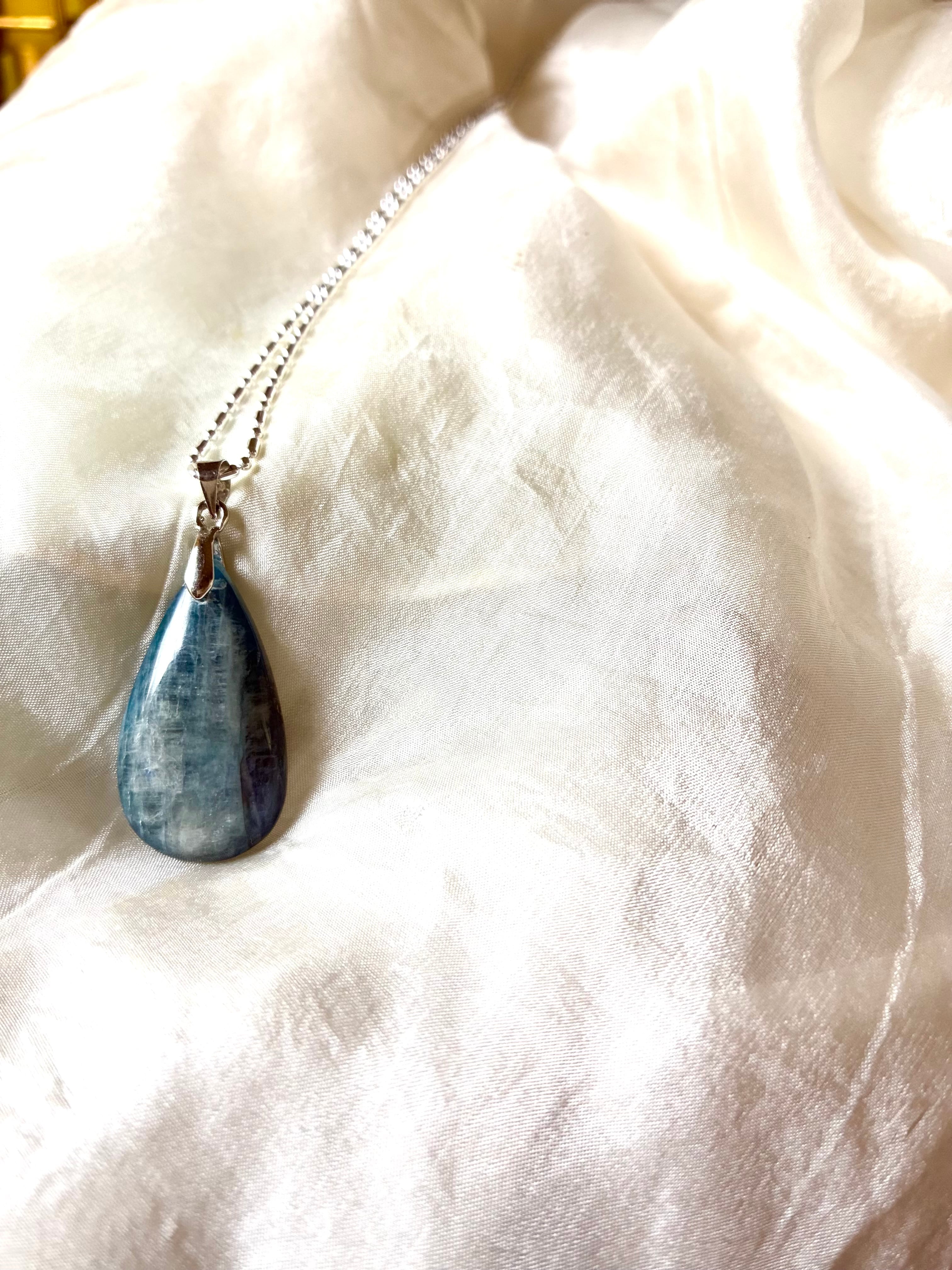 Kyanite〜冷静と魔法〜 necklace