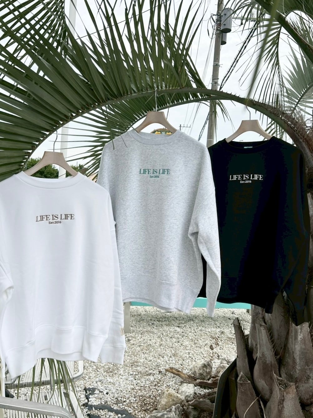 LIFEisLIFE 裏起毛刺繍クルースウェット ￥8,990(￥9,889)