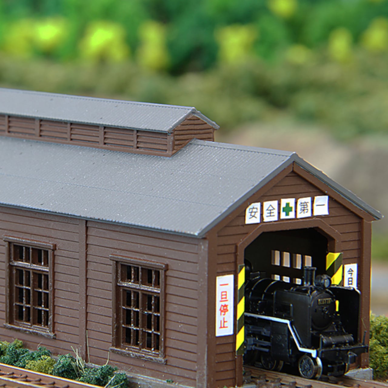S051-1 木造機関庫 (こげ茶) (WOOD ENGINE HOUSE (DARK BROWN