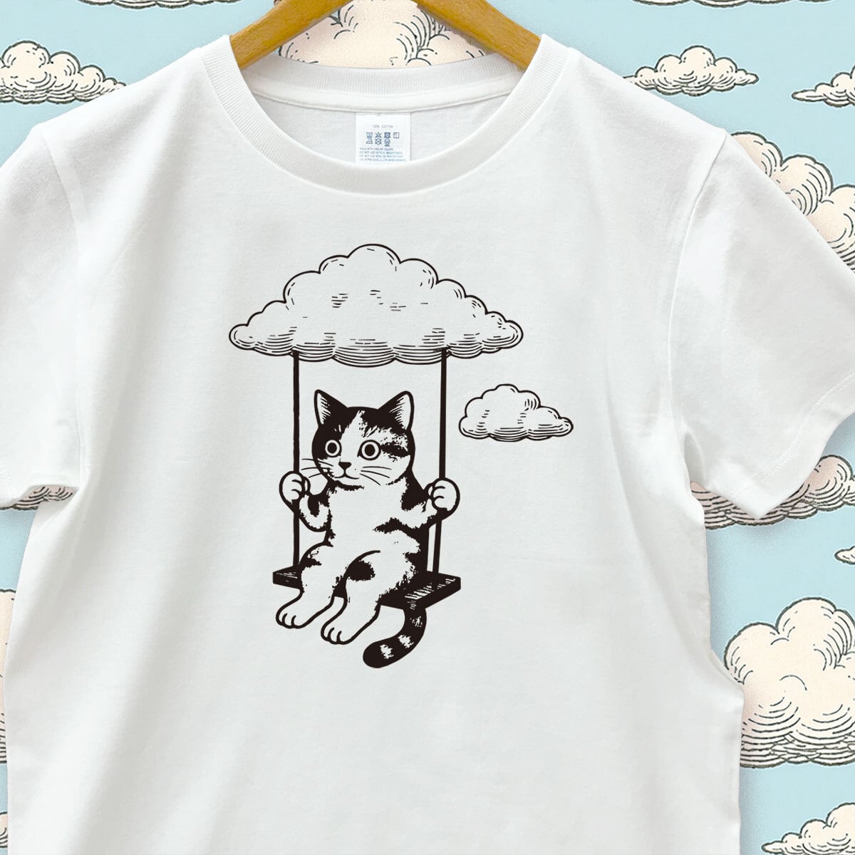 雲ブランコ猫 Tシャツ（ネイビー）｜綿100% 手刷り 大人可愛いイラスト