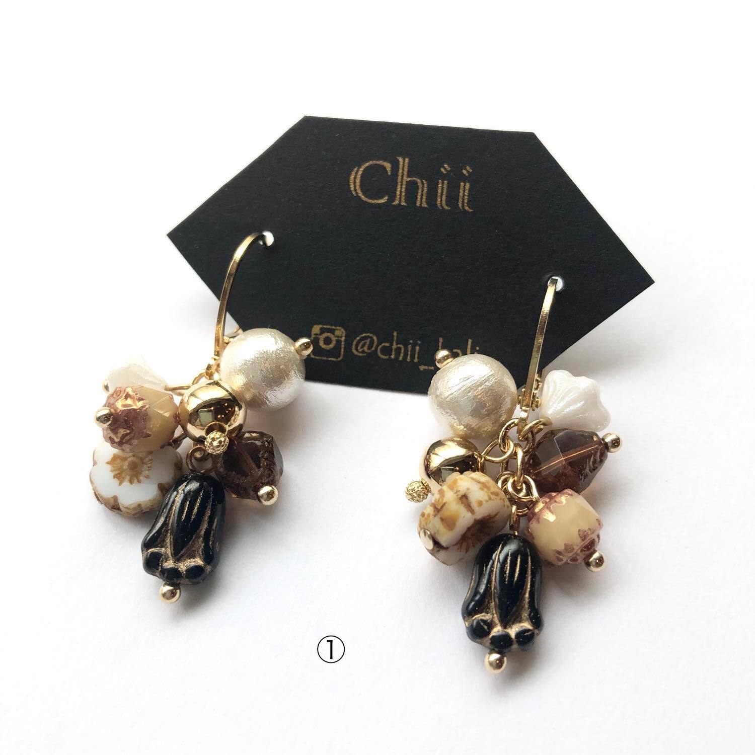 Chii 黒チューリップビーズのじゃらじゃらピアス（イヤリング可