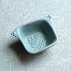 北欧感じる、淡いブルーが優しい鳥の器｜よしざわ窯 陶器の鳥型小鉢 北欧ブルー
