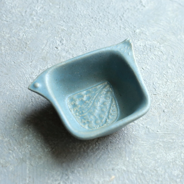 北欧感じる、淡いブルーが優しい鳥の器｜よしざわ窯 陶器の鳥型小鉢 北欧ブルー
