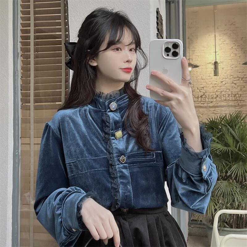 トップス レディース ブラウス 2カラー S M L オフホワイト ブルー カラバリ シャツ スタンドネック 長袖 無地 ベルベット調 クラシカル ストーン風ボタン フリル レース 華やか パフスリーブ ヴィンテージライク ゆったり ルーズ 体型カバー シンプル カジュアル フェミニン エレガント 大人可愛い おしゃれ 普段使い デート お出かけ 女子会 休日 旅行 お呼ばれ 着まわし 重ね着コーデ 送料無料 こなれ感 ユニーク 韓国系 ファッション コーデ スタイル モテ 春 秋 冬