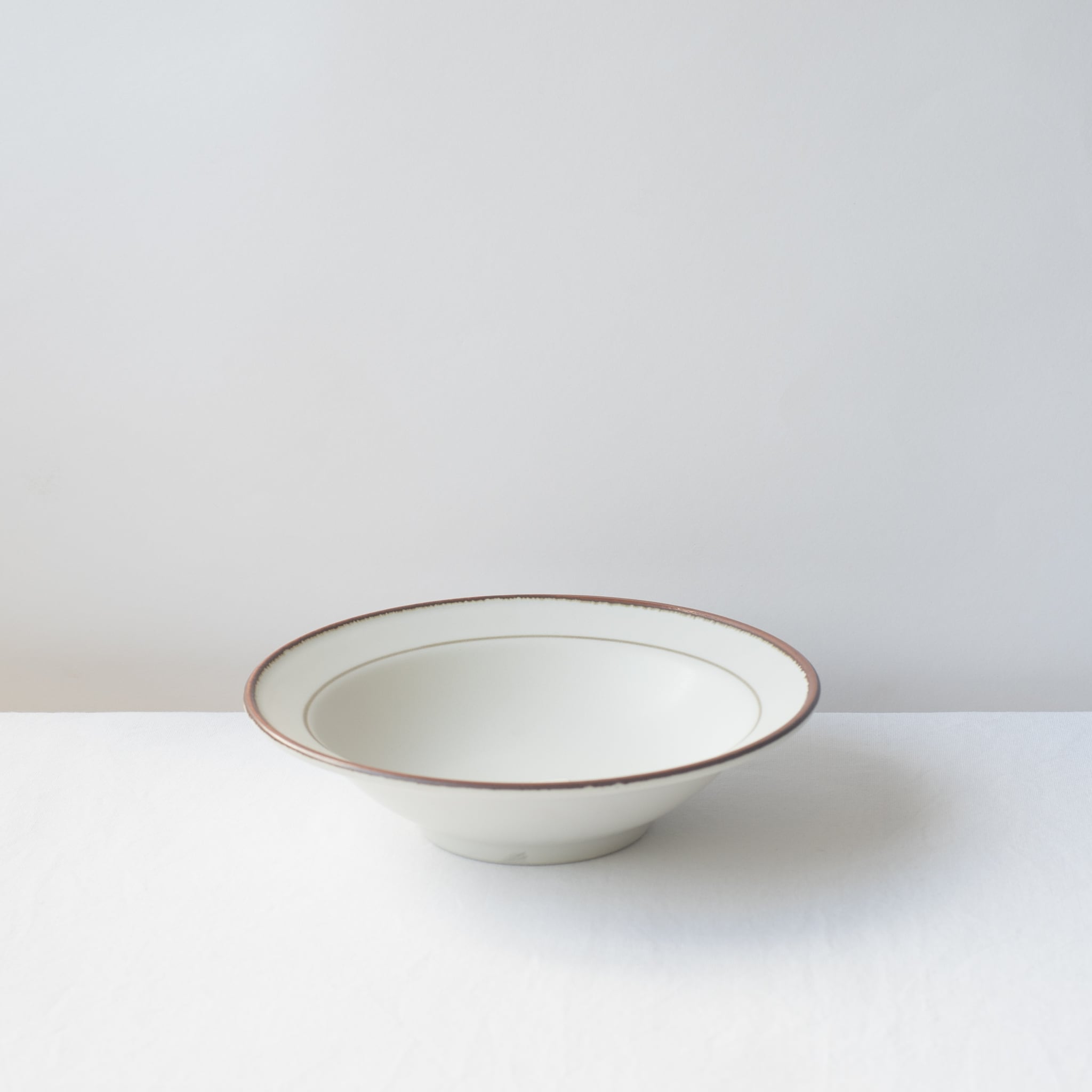 ブラウンエッジの浅鉢