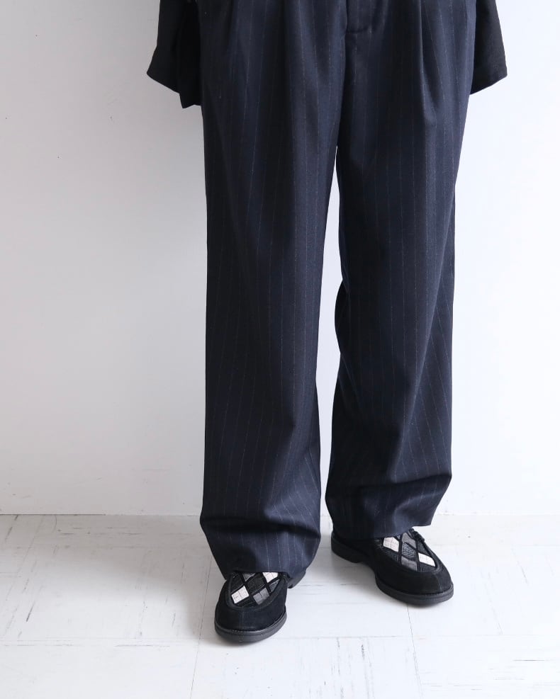 UNIVERSAL PRODUCTS.” WOOL 2 TUCK TROUSERS” | Lapel online store