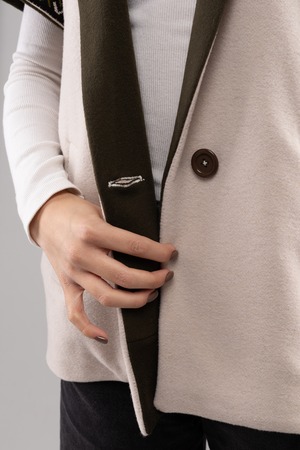 ウクライナ産プレミアムウール100%スリーブレスジャケット（白）平行縫い　手刺繍