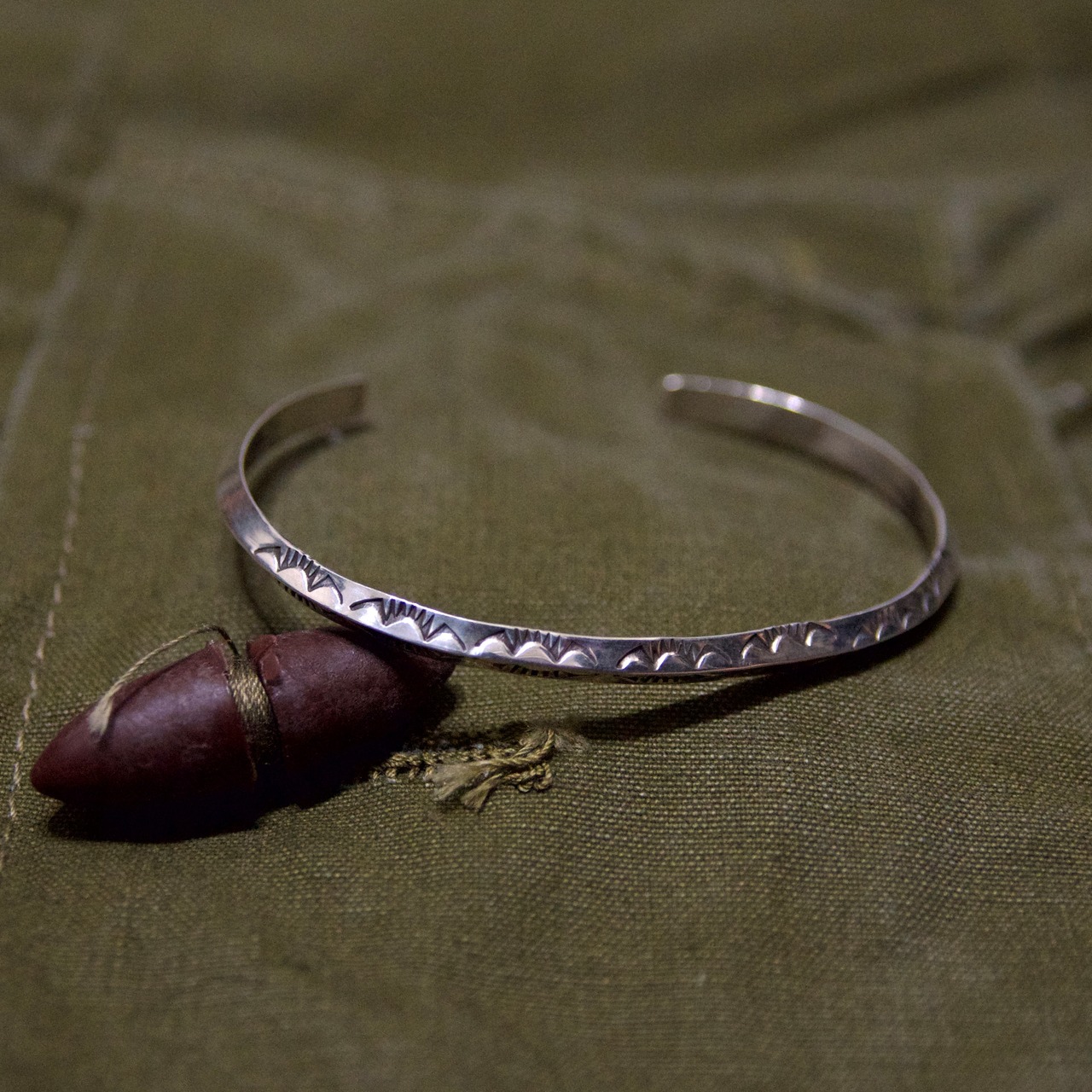 シルバー925 座り込む バングル ナバホ族のインディアンジュエリー 