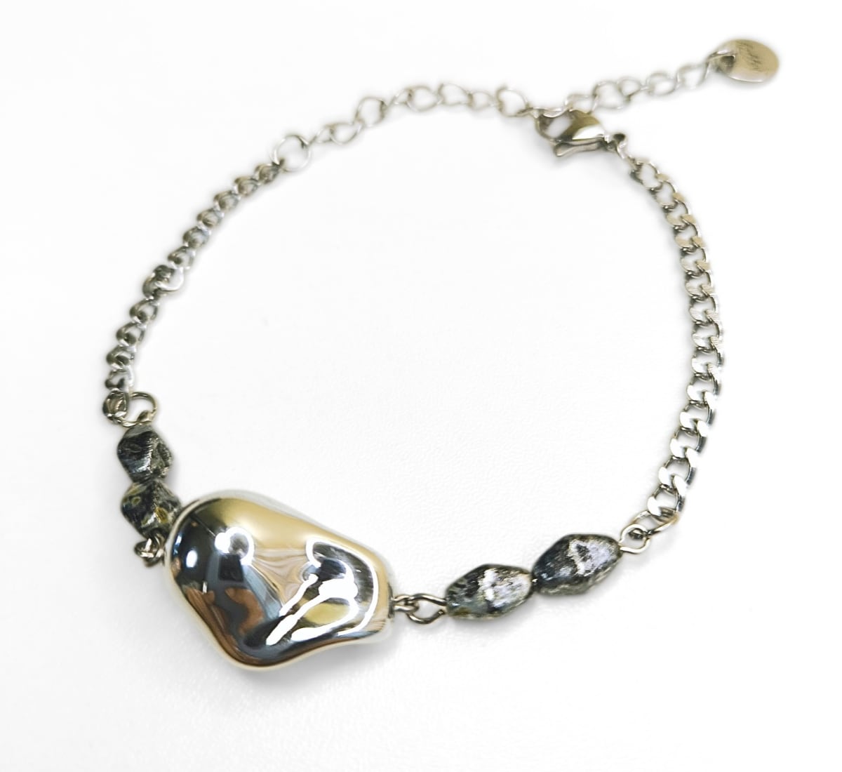 牡蠣みたい?いびつビーズブレスレット