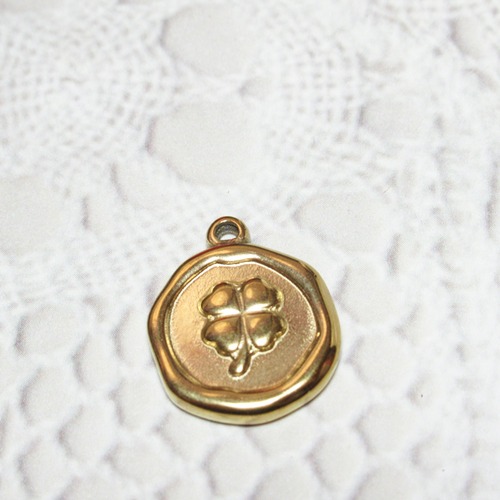 ステンレススチール  クローバーレリーフ ペンダント ゴールド