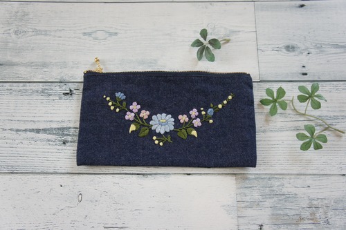 刺繍のぺたんこポーチ（デニム・クレッセント）M