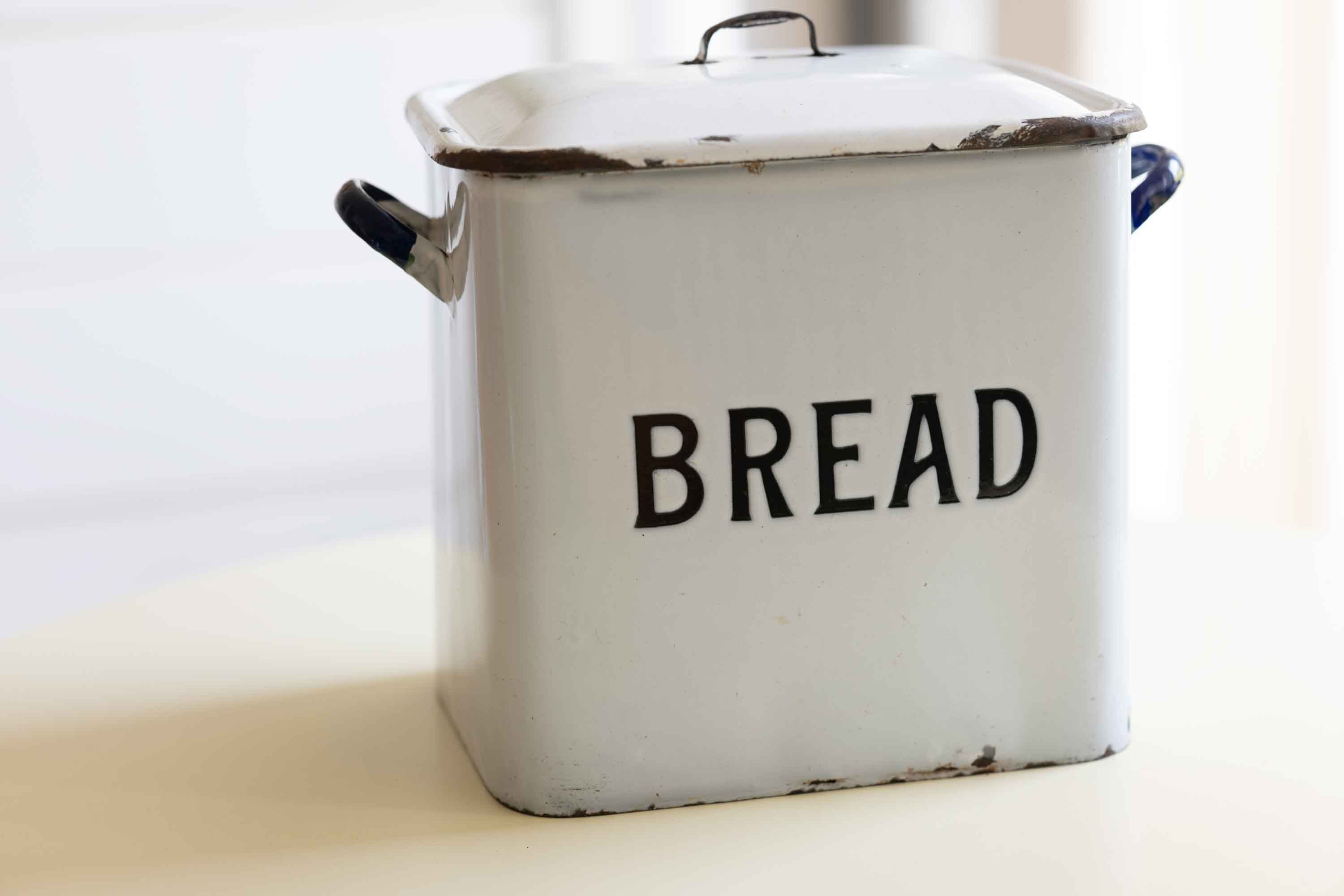 英国アンティーク ブレッド缶 No.22 そこに小さな穴があります