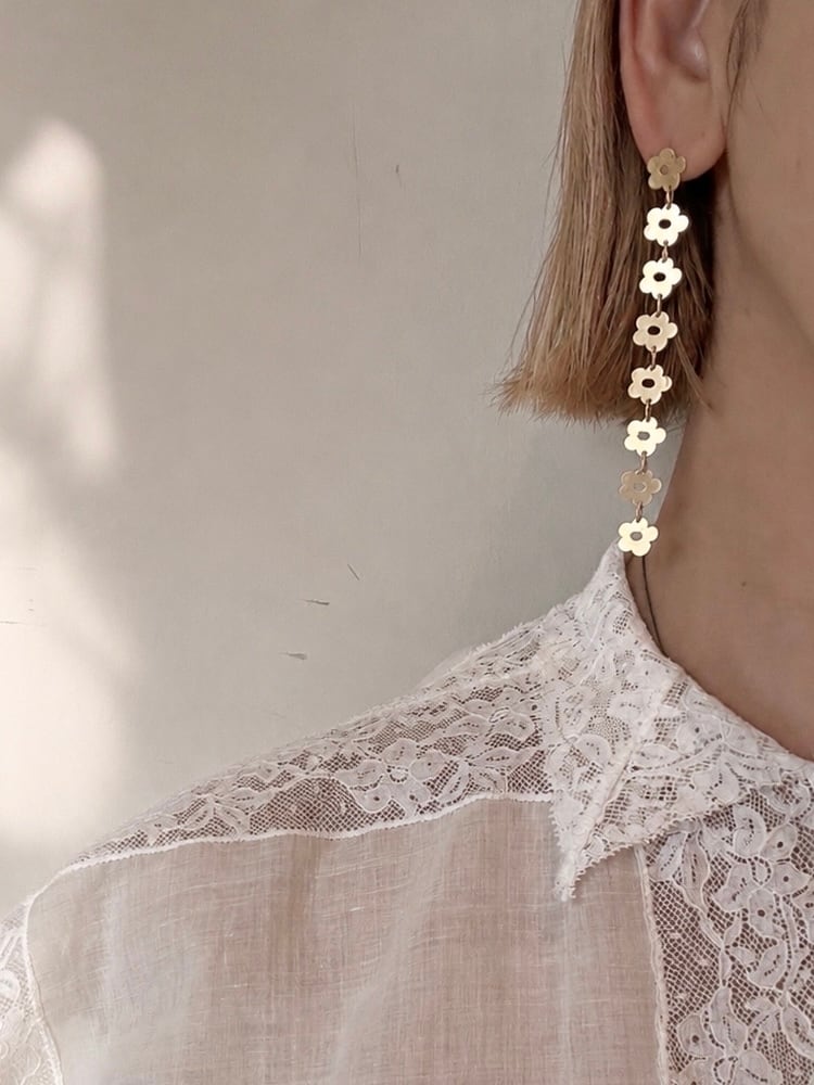 keyholder  [FLOWER ETCHED METAL LONG EARRING]