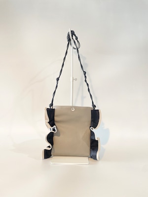 【マチ付きエコレザーフリルポシェット】/6B0324