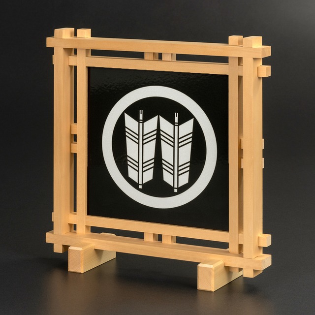 ［丸に並び矢］組子細工の家紋パネル（28×28×10cm）