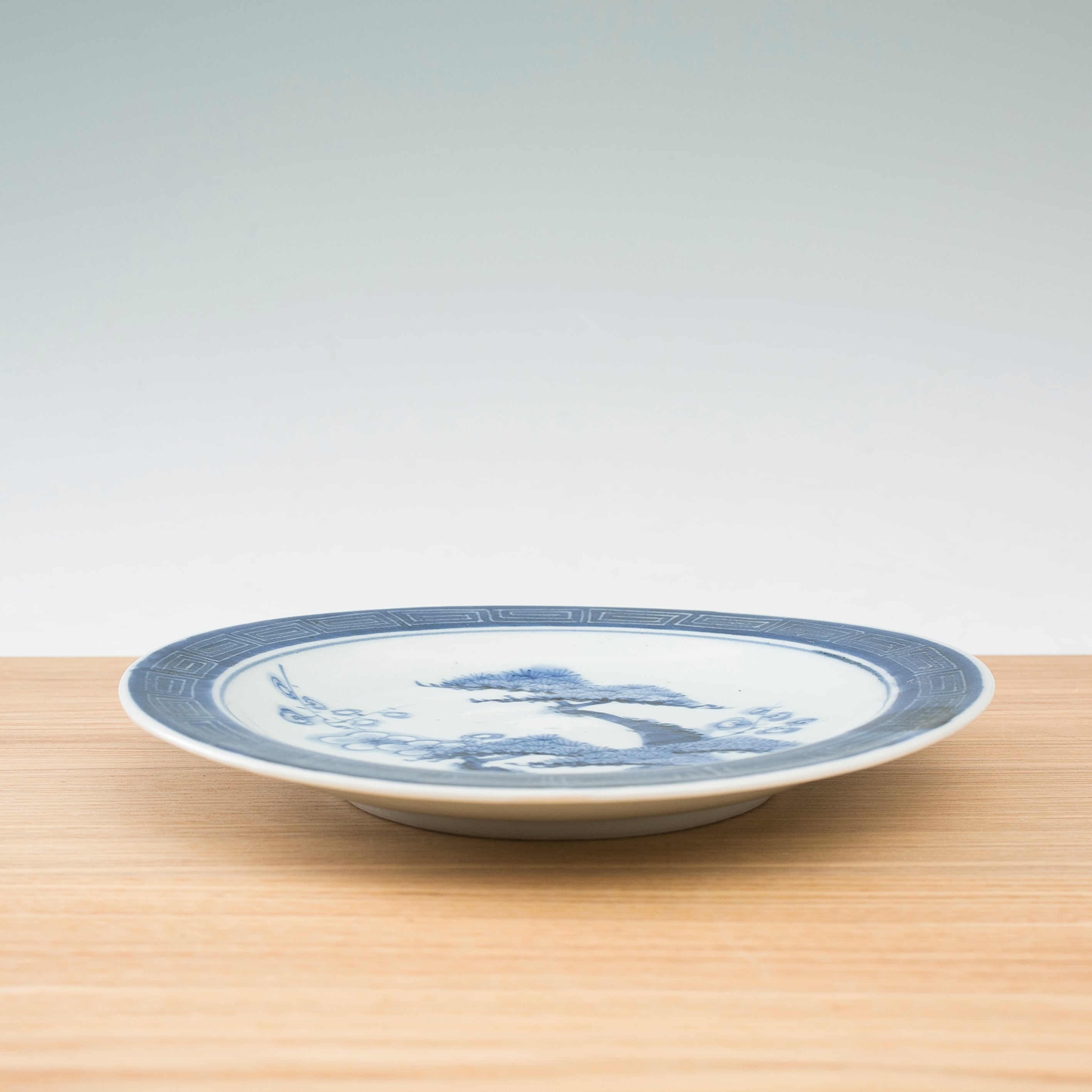 べ 【縁起物】染付 飾り皿 大皿 33cm 松竹梅 菓子皿 パーティー皿 和食器 染付 松竹梅 雷文 平皿 墨はじき 平皿 取り皿 ケーキ皿 菓子皿 和食器