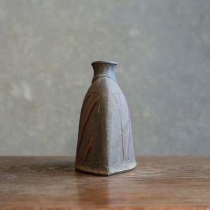 波模様がかわいい、味わい深いフラワーベース