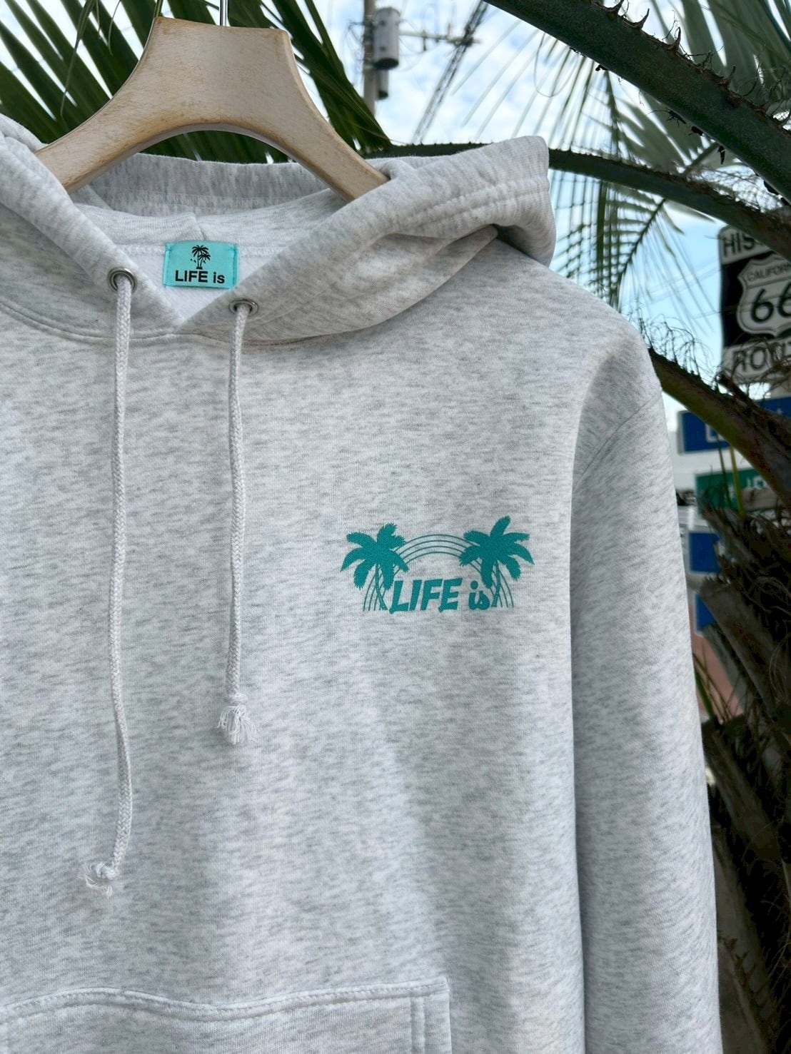 LIFE is × TAMOコラボ ワンカラー フーディー ￥9,000(￥9,900)