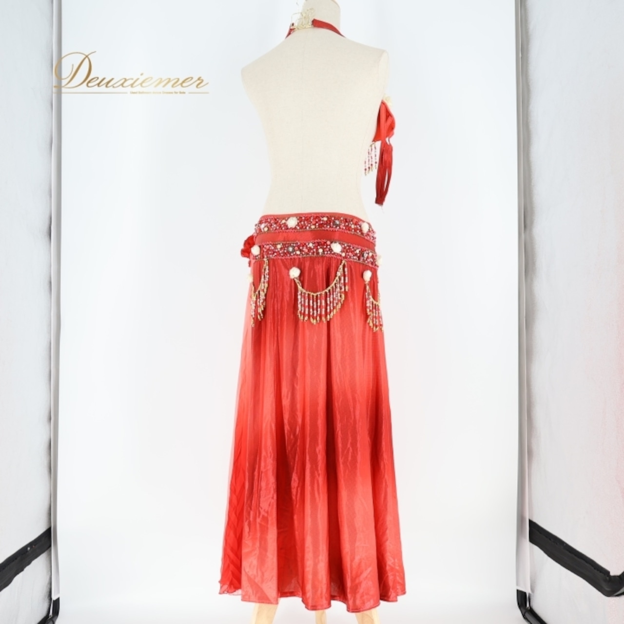 ベリーダンス オリエンタル 衣装 上下セット レッド系 トップス スカート アーム 飾り 赤 ラインストーン ビーズ 花 フリンジ キラキラ ステージ イベント 鮮やか 華やか かわいい スリット ダンス衣装