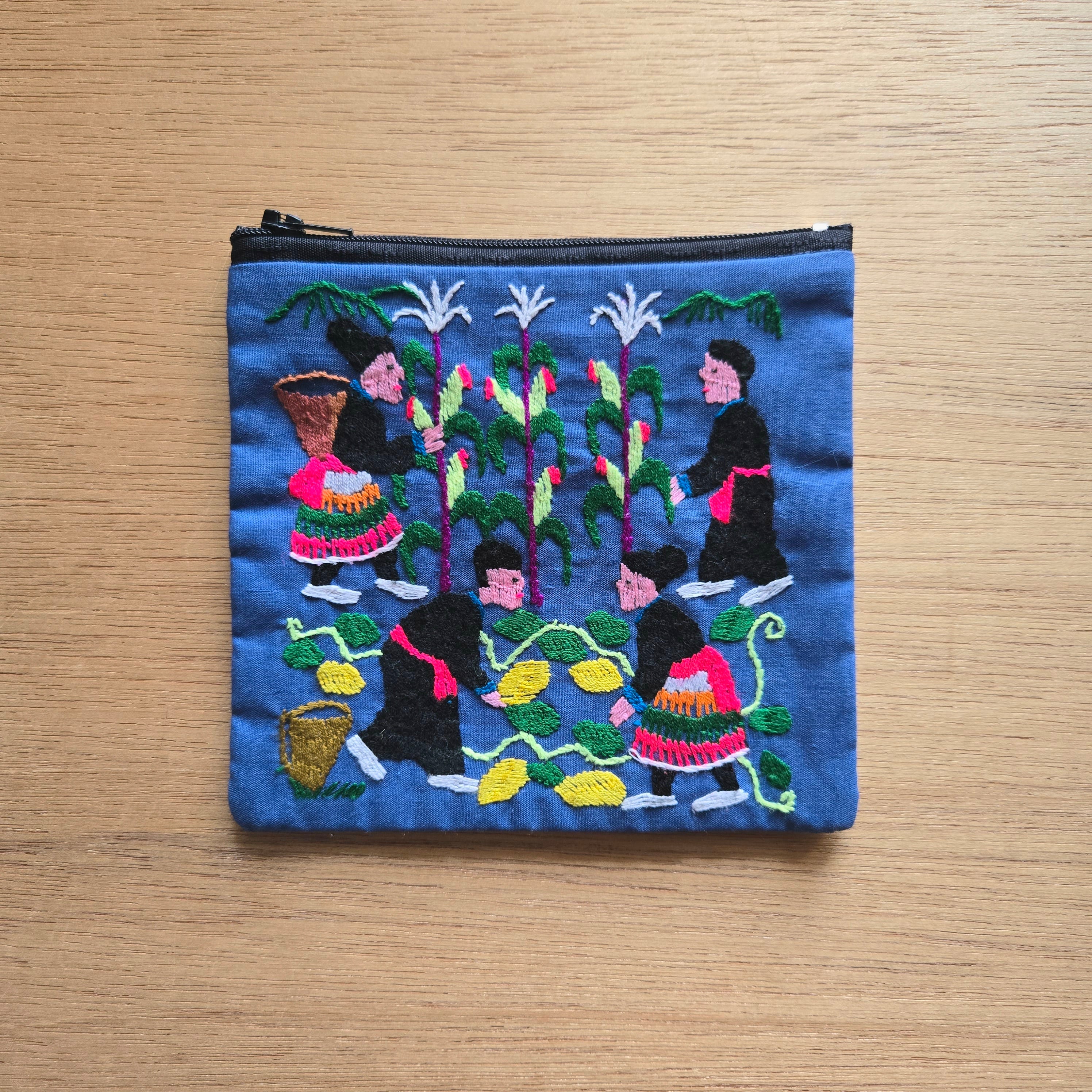 ラオス モン族手刺繍ポーチ・人々の生活 | gururi