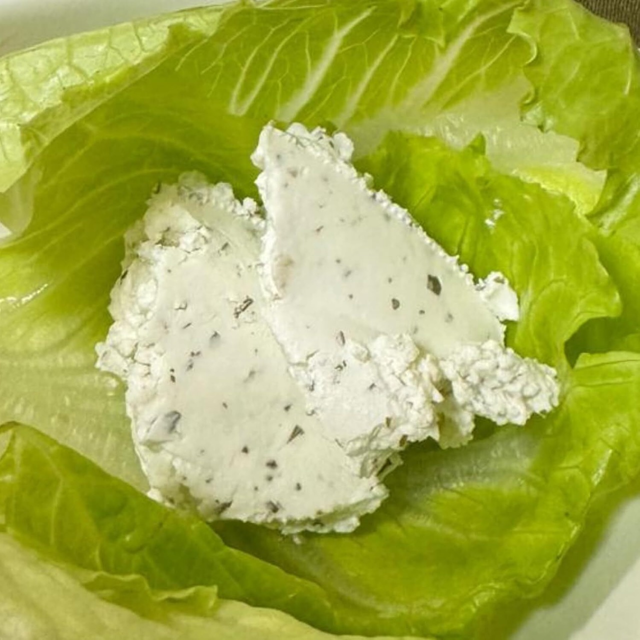 ソワニヨン 山羊乳チーズ スプレッドタイプ|ガーリックとハーブ入り フランス産 シェーブル ナチュラルチーズ ピラミッド型 140g パンや料理に最適 Spreadable Goat Cheese | Garlic and Herb – French Chevre Natural Cheese, Pyramid Shape, 140g – Perfect for Bread and Cooking