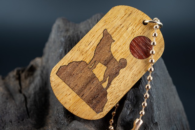 【 悪魔の樹 】モビンギ ドッグタグ 木象嵌 日の出の丘