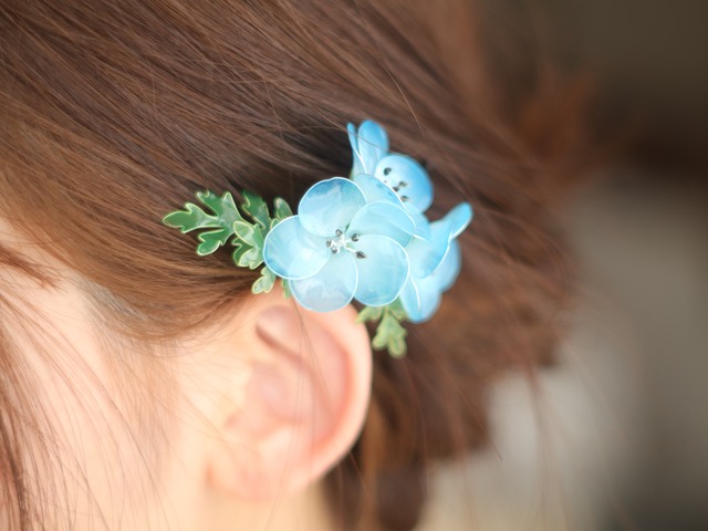 小さな青空色のネモフィラの髪飾り