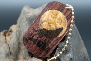 ※【王室御用達 】 キングウッド ドッグタグ 象嵌 月と狼