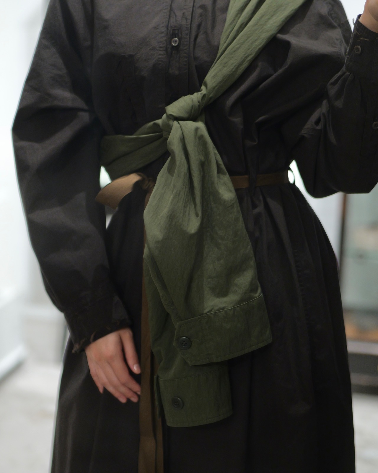 予約販売 | i’m here : - “SLEEVE” BAG ：Khaki｜袖を巻くバッグ／ミリタリーの構造／着る位置の余白