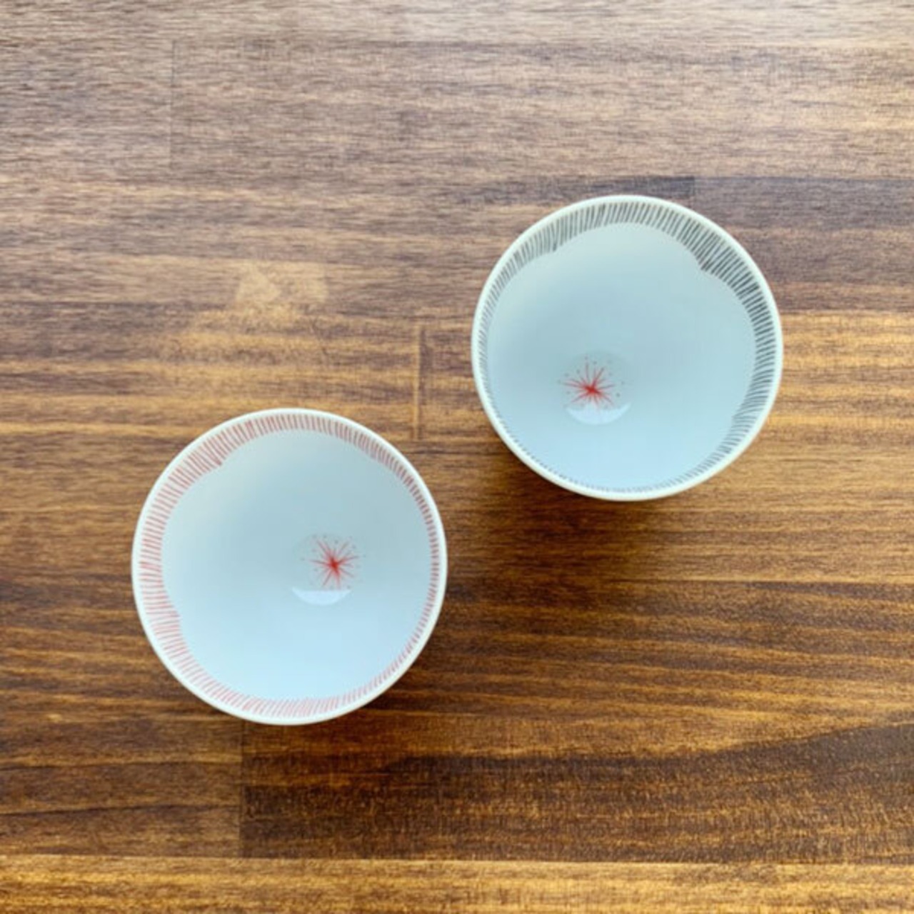 有田焼　軽々千段湯呑　錦小花糸十草（赤・黒）