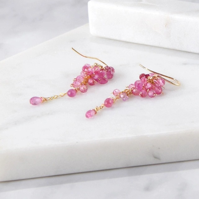 こぼれ落ちる桜のブッケットーピンクサファイアxルビーピアス 14kgf