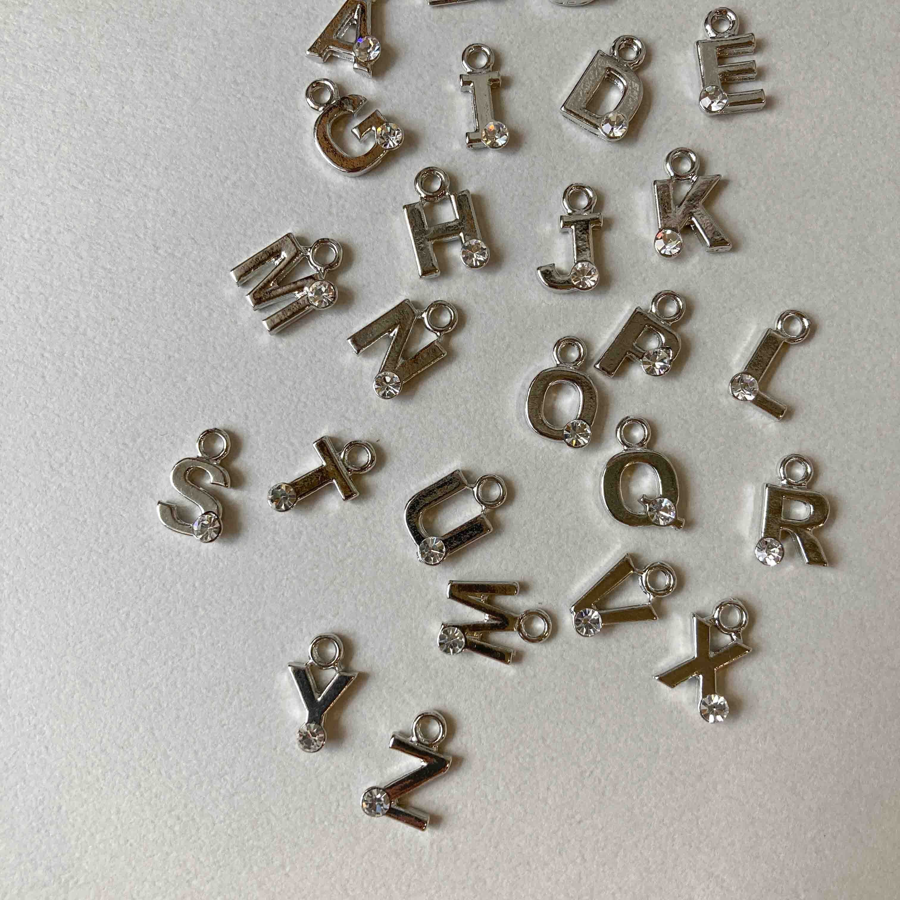 ビジュー付きアルファベットチャーム（シルバー） | Dua-アクセサリー